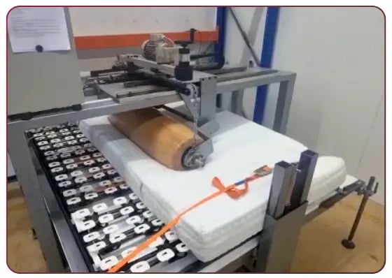 Walze_auf_Matratze_Rahmen_roter_Farbverlauf